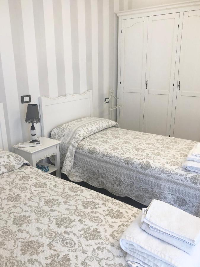 ロッツァーノ La Rosa Bianca Bed & Breakfast エクステリア 写真