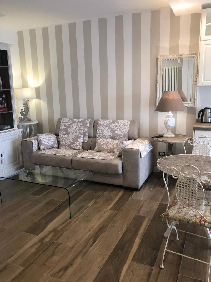ロッツァーノ La Rosa Bianca Bed & Breakfast エクステリア 写真