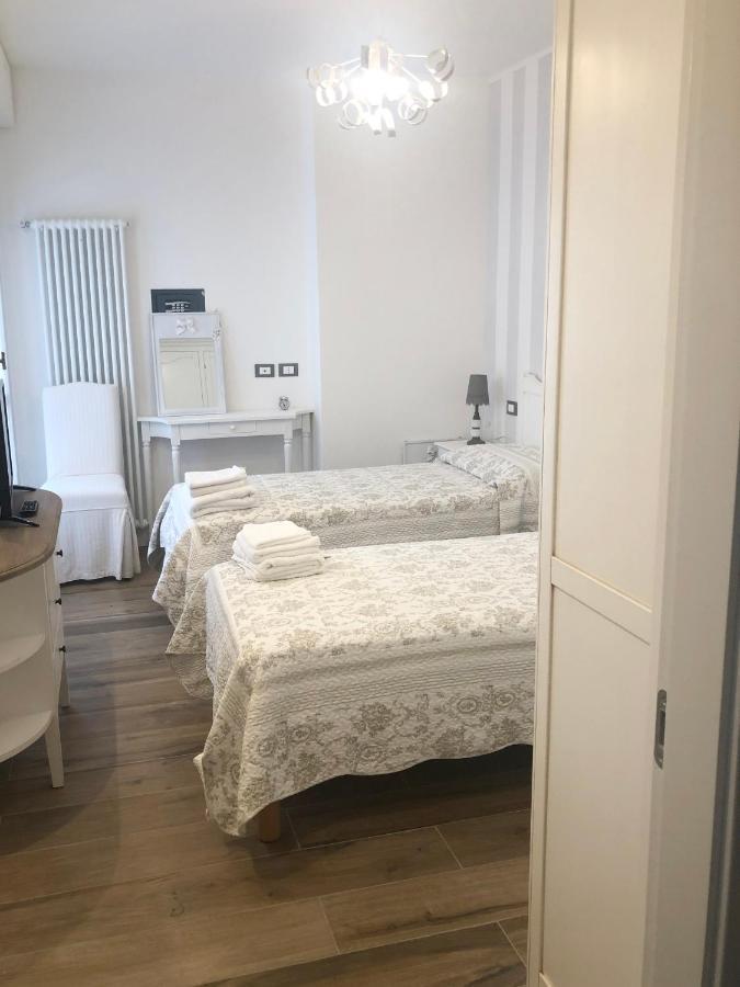 ロッツァーノ La Rosa Bianca Bed & Breakfast エクステリア 写真